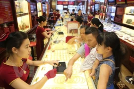 Giao dịch vàng tại Bảo Tín Minh Châu. (Ảnh: Minh Sơn/Vietnam+)