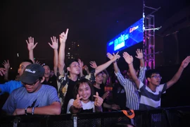 Nhiều bạn trẻ tham dự tại sự kiện đã không kìm nổi cảm xúc khi liên tục thốt lên “Em yêu chị, em yêu anh…” và ôm mặt sung sướng khi các thần tượng đáp lại. (Ảnh: Dũng Vinh)