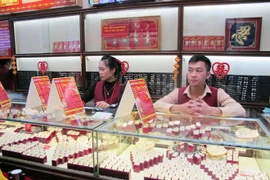 Giao dịch vàng tại Bảo Tín Minh Châu. (Ảnh: Minh Sơn/Vietnam+)
