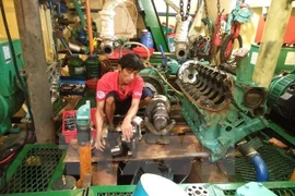 Tàu vỏ thép BĐ 99245 TS của ngư dân Trần Đình Sơn bị gãy trục máy phải nằm bờ hơn một tháng nay. (Ảnh: Nguyên Linh/TTXVN)