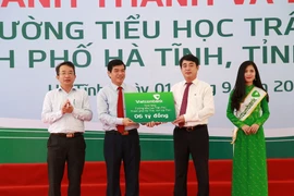 Ông Nghiêm Xuân Thành, Chủ tịch HĐQT Vietcombank (thứ 2 từ phải sang) trao tượng trưng số tiền 6 tỷ đồng xây dựng Trường tiểu học Trần Phú (Hà Tĩnh). (Nguồn: Vietcombank)