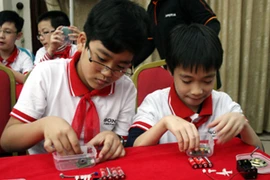 Tự lắp ráp máy ghi âm giúp học sinh tiếp cận công nghệ một cách trực quan. (Ảnh: T.H/Vietnam+)