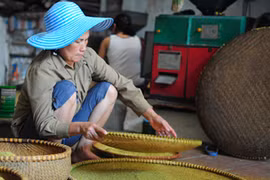 Người Mễ Trì làm cốm. (Nguồn: Internet)