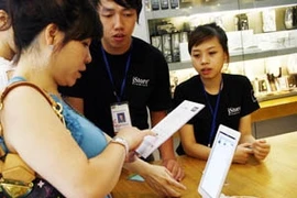 Mua hàng tại FPT. (Ảnh: T.H/Vietnam+)