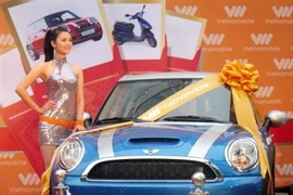 Chiếc xe ôtô Cooper trị giá trên 1 tỷ đồng đã thuộc về một khách hàng của Vietnamobile ở Đà Nẵng. (Trung Hiền/Vietnam+)