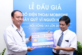 Chủ nhân mới của hai số điện thoại VIP đã quyết định tặng nó cho người nghèo. (Ảnh: Vietnam+)