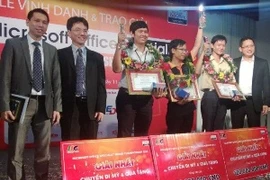 Ông Vũ Minh Trí (phải) trao phần thưởng cho các thí sinh đoạt giải. (Nguồn: Microsoft Việt Nam)