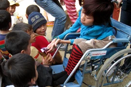 "Một miếng khi đói, bằng một gói khi no" - Chuyến từ thiện tại Tà Hộc, Sơn La (Ảnh: Trung Hiền/Vietnam+)