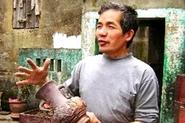 Cứ nói chuyện về gốm là ông Tân lại say sưa như thế. (Ảnh: Nguyễn Hà/Vietnam+)