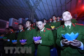 Ngọn đèn hoa đăng được thắp lên để tưởng nhớ những người đã mất vì tai nạn giao thông. (Ảnh: Huy Hùng/TTXVN)