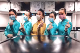 Đội ngũ tiếp viên Vietnam Airlines luôn mang đầy đủ đồ bảo hộ khi phục vụ trên chuyến bay nhằm phòng chống dịch bệnh COVID-19. (Ảnh: CTV/Vietnam+)