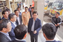 Bộ trưởng Bộ Giao thông Vận tải Nguyễn Văn Thể yêu cầu lãnh đạo bến xe quán triệt không để bất cứ hành khách nào không có xe để về quê ăn Tết. (Ảnh: Việt Hùng/Vietnam+)