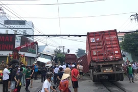 Hiện trường vụ tai nạn tàu hàng đâm xe container tại Bình Dương. (Nguồn ảnh: Câu lạc bộ yêu đường sắt Việt Nam)