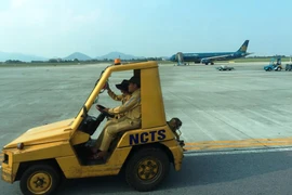 Phương tiện hoạt động trong khu bay phải đảm bảo an toàn và được kiểm tra, giám sát chặt chẽ. (Ảnh: Việt Hùng/Vietnam+)