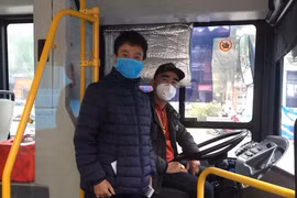 Tài xế và nhân viên phụ xe buýt tại Hà Nội đeo khẩu trang phòng chống dịch virus corona mới. (Ảnh: CTV/Vietnam+)
