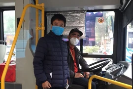 Tài xế và nhân viên phụ xe buýt tại Hà Nội đeo khẩu trang phòng chống dịch virus corona mới. (Ảnh: CTV/Vietnam+)