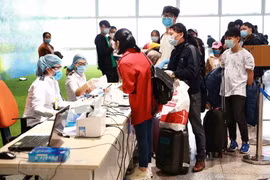 Lực lượng y tế làm thủ tục khai báo y tế bắt buộc đối với hành khách tại Cảng hàng không quốc tế Nội Bài. (Ảnh: Doãn Tấn/TTXVN)