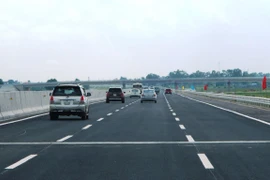 Phương tiện lưu thông trên đoạn tuyến cao tốc đã được đưa vào khai thác. (Ảnh: Việt Hùng/Vietnam+)