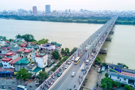 Phương tiện lưu thông qua cầu Chương Dương liên tục quá tải khiến dẫn đến hư hỏng, xuống cấp nếu không được sửa chữa, cải tạo sớm. (Ảnh: Vietnam+)