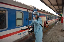 Đường sắt tiến hành phun thuốc khử trùng đề phòng virus Sars-CoV-2 dọc đoàn tàu. (Ảnh: Việt Hùng/Vietnam+)