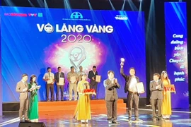 Trao giải thưởng Vô lăng vàng cho những lái xe an toàn và có những nghĩa cử cao đẹp trong công tác đảm bảo trật tự an toàn giao thông. (Ảnh: Việt Hùng/Vietnam+)