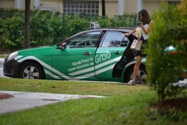 Nếu tiếp tục hoạt động, Grab phải là đơn vị kinh doanh vận tải. (Nguồn: straitstimes.com)