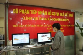 Người dân đến làm thủ tục tại Phòng Đăng ký kinh doanh (Sở Kế hoạch và Đầu tư Hà Nội). (Ảnh Mạnh Khánh/TTXVN)