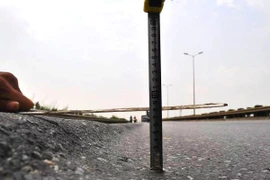 Một số đoạn tuyến Quốc lộ đang khai thác xuất hiện bị lún nền đường in hằn vệt bánh xe. (Ảnh: Việt Hùng/Vietnam+)