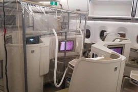 Bên trong khoang máy bay Vietnam Airlines đi đón người Việt Nam ở Guinea Xích Đạo về nước. (Ảnh: PV/Vietnam+)