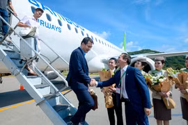 Những hành khách đầu tiên trên chuyến bay thẳng từ Hà Nội-Côn Đảo. (Ảnh: CTV/Vietnam+)
