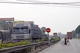 Phương tiện lưu thông trên tuyến Quốc lộ 5, (Ảnh: Huy Hùng/Vietnam+)