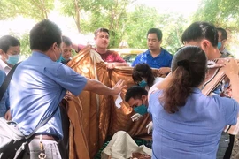 Nhân viên tàu SE8 hỗ trợ hành khách sinh con an toàn tại ga Ngã Ba. (Ảnh: Đường sắt Việt Nam)