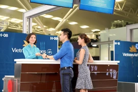 Hành khách làm thủ tục khi mua vé máy bay không hành lý ký của Vietnam Airlines. (Ảnh: CTV/Vietnam+)