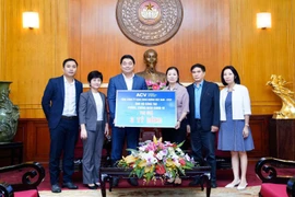 Lãnh đạo Tổng công ty Cảng hàng không Việt Nam trao tặng Ủy ban Mặt trận Tổ quốc Việt Nam phần quà trị giá 3 tỷ đồng phục vụ công tác phòng chống dịch COVID-19. (Ảnh: CTV/Vietnam+)