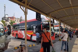 Nhiều hành khách đã “rục rịch” đổ về các bến xe Giáp Bát, Mỹ Đình, Nước Ngầm để bắt xe về quê dịp nghỉ lễ 30/4 và 1/5. (Ảnh: Việt Hùng/Vietnam+)