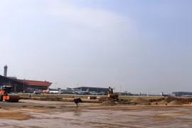 Đường băng sân bay Nội Bài sẽ hoàn thành việc sửa chữa, cải tạo nâng cấp giai đoạn 1 để đáp ứng cho kế hoạch khai thác cao điểm Tết. (Ảnh: Việt Hùng/Vietnam+)