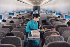 Từ ngày 15/5, Vietnam Airlines sẽ phục vụ trở lại suất ăn trên chuyến bay. (Ảnh: CTV/Vietnam+)