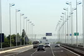 Các phương tiện lưu thông trên tuyến đường cao tốc Cầu Giẽ-Ninh Bình. (Ảnh: Huy Hùng/TTXVN)