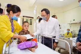 Lãnh đạo Ủy ban An toàn giao thông Quốc gia thăm hỏi nạn nhân tai nạn giao thông. (Ảnh: Việt Hùng/Vietnam+)