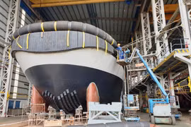Đóng tàu là nghề nặng nhọc trong khi mức lương lại chưa cao và vấp phải sự cạnh tranh từ bên ngoài dẫn đến việc khó giữ chân người lao động . (Ảnh: Việt Hùng/Vietnam+)