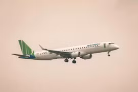 Máy bay phản lực thế hệ mới Embraer 195 của hãng hàng không Bamboo Airways dùng để bay thẳng tới Côn Đảo. (Ảnh: CTV/Vietnam+)