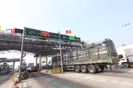 Phương tiện lưu thông qua làn thu phí tự động tại một trạm BOT. (Ảnh: Vietnam+)