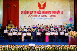 Đại hội thi đua yêu nước ngành Giao thông Vận tải lần thứ 10 đã biểu dương và trao phần thưởng cho các tâp thể và cá nhân điển hình tiên tiến có thành tích xuất sắc trong thời gian qua. (Ảnh: CTV/Vietnam+)