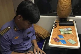 Trưởng tàu SE24 lập biên bản hành khách bỏ quên tài sản và tiến hành bàn giao. (Ảnh: Câu lạc bộ đam mê đường sắt)