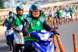 Tài xế chạy ứng dụng Gojek tại thị trường Việt Nam. (Ảnh: PV/Vietnam+)
