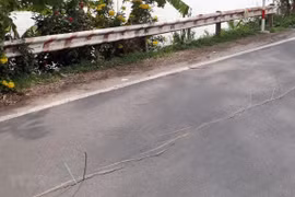 Đoạn xuất hiện vết rạn nứt vào đã được xây kè đá kiên cố nhưng vẫn xuất hiện các vết rạn nứt mới, gây nguy cơ sạt lở tuyến đường này. (Ảnh: Công Mạo/TTXVN)