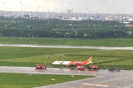 Hình ảnh máy bay Vietjet mang số hiệu VJ322 lao khỏi đường băng Tân Sơn Nhất. (Ảnh: CTV/Vietnam+)