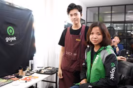 Nhiều chị em đối tác tài xế Gojek bất ngờ và thú vị với diện mạo mới của mình khi lần đầu tiên được trang điểm, làm tóc. (Ảnh: CTV/Vietnam+)