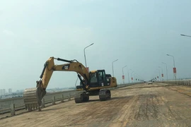 Mặt cầu Thăng Long đã được cào bóc lớp bê tông nhựa để sửa chữa lại đảm bảo tuổi thọ lâu dài. (Ảnh: Việt Hùng/Vietnam+)