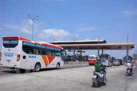 Phương tiện lưu thông qua trạm thu phí. (Ảnh: Việt Hùng/Vietnam+)